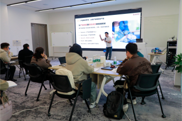 Hoe bereidt Yitalock zijn team voor op slimmere verkopen en een sterkere marktaanwezigheid?